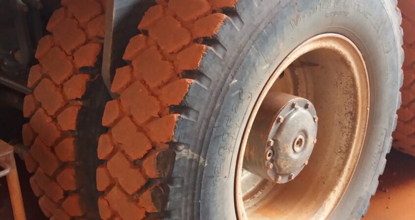 Como tirar as pedras encravadas entre os pneus de caminhão