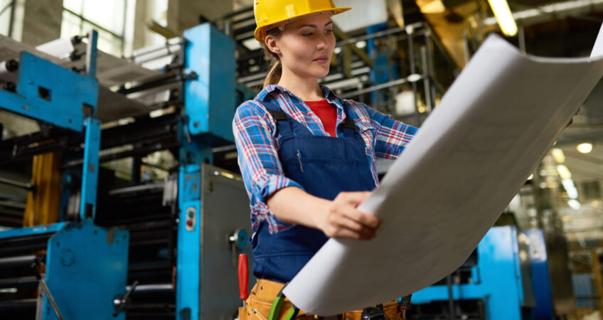 Engenheiro analisando como implementar revestimento em caldeirarias pesadas e montagens industriais